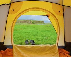 soort van tent Aan gazon met groen gras foto