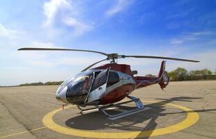 helikopter staand Aan de helikopterplatform Bij de luchthaven foto