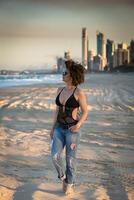 mooi meisje poseren Aan de strand. goud kust, Australië, Queensland foto