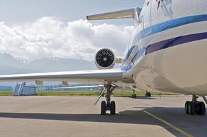 bedrijf vlak geparkeerd Bij de luchthaven foto