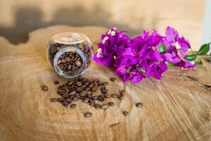 koffie bonen Aan een houten tafel foto