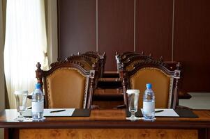 leeg conferentie kamer in de hotel klaar voor deelnemers. foto