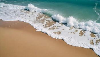 turkoois oceaan water met wit schuim golven crashen op een zanderig strand foto