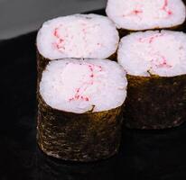 sushi maki met krab Aan zwart bord foto