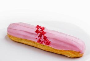 eclairs met roze glazuur Aan een wit bord foto