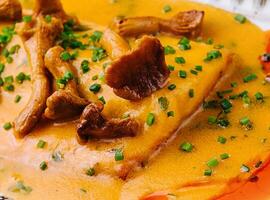 lasagne met chanterelle champignons in geel saus foto