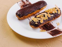 chocola eclairs met amandelen Aan bord foto