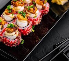Japans voedsel. sushi rollen Aan zwart bord foto