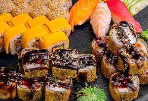 groot assortiment van divers sushi broodjes foto
