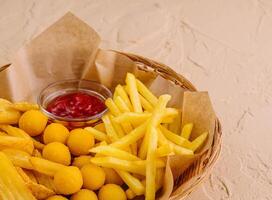 verschillend types van gebakken aardappelen, zo net zo Frans Patat, gebraden aardappelen en aardappel ballen foto