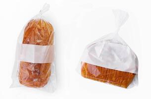 brood van tarwe brood in plastic Tassen geïsoleerd foto