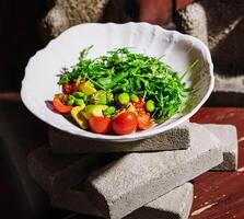 vers salade met avocado, kers tomaten en rucola foto