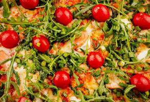 traditioneel Italiaans pizza met kers tomaten dichtbij omhoog foto