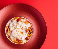 Italiaans spaghetti pasta met gebakken kers tomaten foto