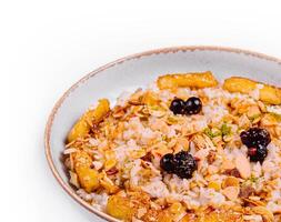 muesli met droog fruit en melk in keramisch kom foto