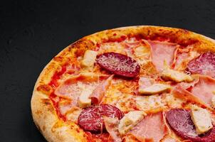 pepperoni pizza met mozzarella kaas, salami, ham foto