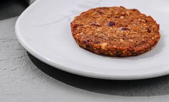 havermout koekjes Aan wit bord dichtbij omhoog foto