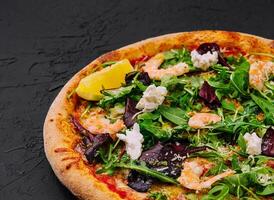 pizza met garnaal, rucola en room foto