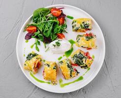 vers spinazie en kaas gevuld omelet met salade foto