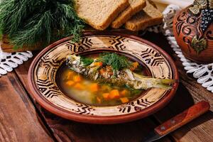 traditioneel vis soep in rustiek instelling foto