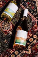 elegant wijn flessen Aan overladen tapijt foto