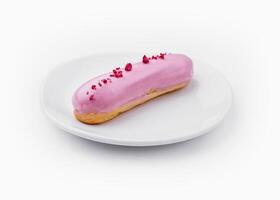 roze bevroren eclair Aan wit bord foto