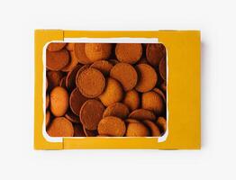 doos van ronde bruin koekjes Aan wit achtergrond foto
