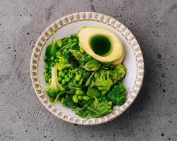 vers groen vegetarisch kom met avocado en broccoli foto