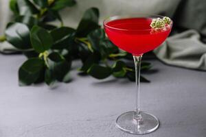 elegant rood cocktail in kristal glas foto