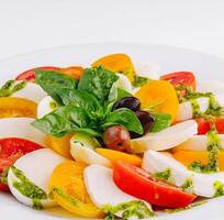 vers caprese salade met pesto saus foto