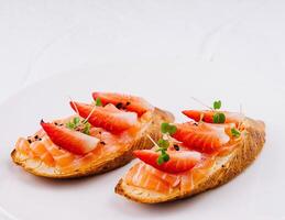 fijnproever gerookt Zalm toast Aan wit bord foto