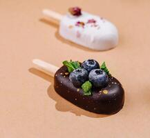fijnproever ijs room ijslollys met bessen en chocola glazuur foto