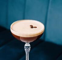 elegant espresso martini cocktail dichtbij omhoog foto