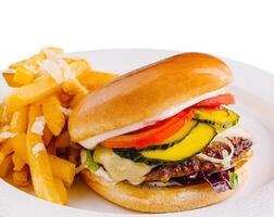 klassiek cheeseburger met Patat Aan wit bord foto