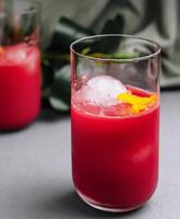 verfrissend rood citrus cocktail in bril foto