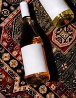 elegant wijn flessen Aan overladen tapijt foto