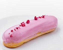 roze bevroren eclair Aan wit bord foto