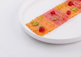 vers Zalm sashimi bord met limoen en kruiden foto