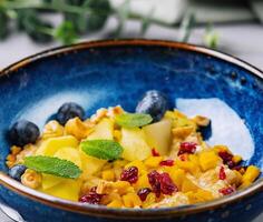 vers fruit salade in blauw kom foto