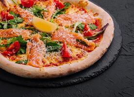 fijnproever gerookt Zalm pizza Aan donker achtergrond foto
