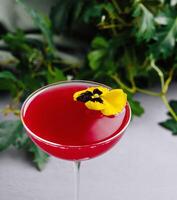 elegant cocktail met eetbaar bloem garneer foto