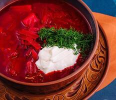 traditioneel borsjt soep in klei kom foto