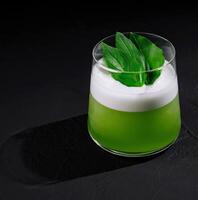 vers groen cocktail met basilicum blad garneer foto