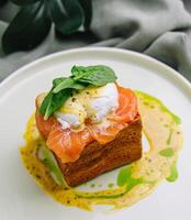 fijnproever gerookt Zalm geroosterd brood met gepocheerd ei foto