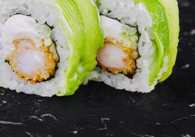 vegetarisch sushi rollen met avocado en Philadelphia kaas met garnaal foto
