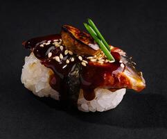 fijnproever unagi nigiri sushi Aan donker backdrop foto