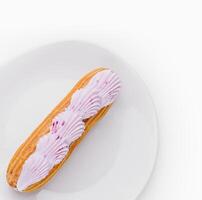 roze bevroren eclair Aan wit bord foto