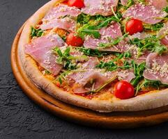 fijnproever Italiaans pizza met prosciutto en rucola foto