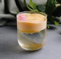 verfrissend citrus smoothie Aan modern keuken teller foto