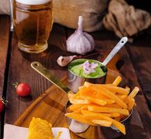 klassiek vis en chips maaltijd met bier foto